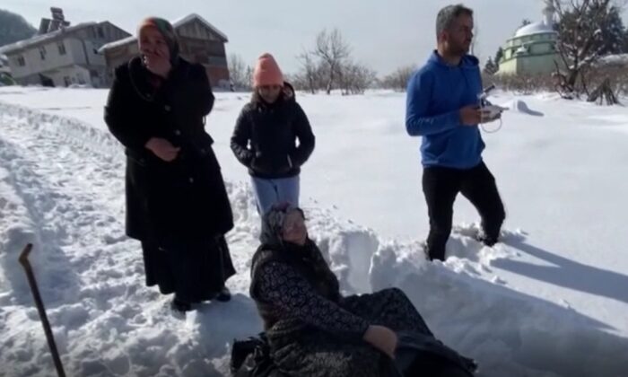 Düzce’de kayak pisti yapan köylüler