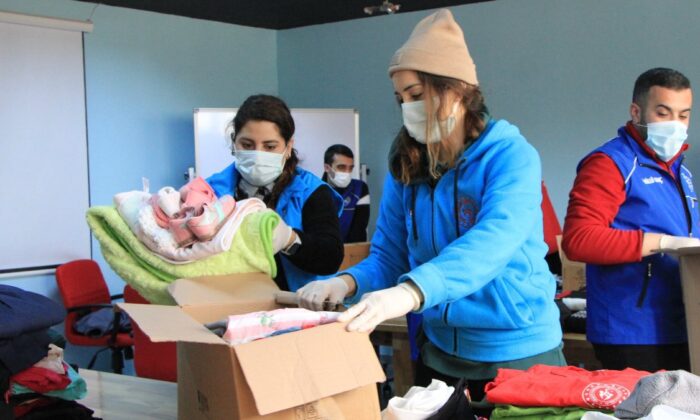 Elazığ’da gençler, topladıkları kıyafetleri İdlib’e gönderdi