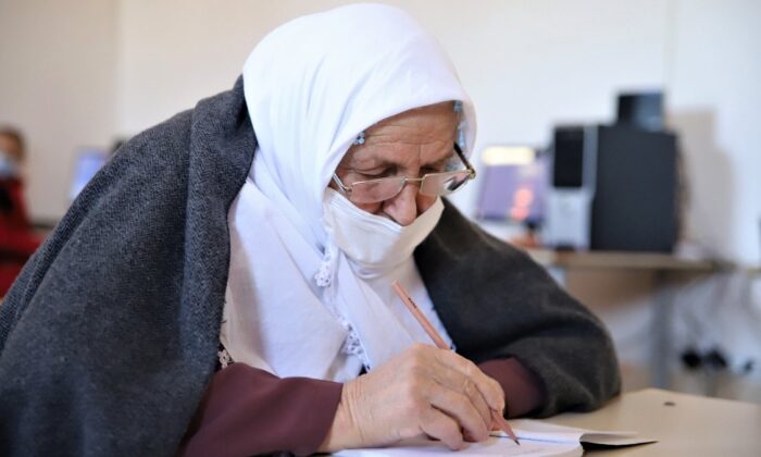 Elazığ’da Kur’an-ı Kerim okumak için 70 yaşında okuma yazma öğrendi