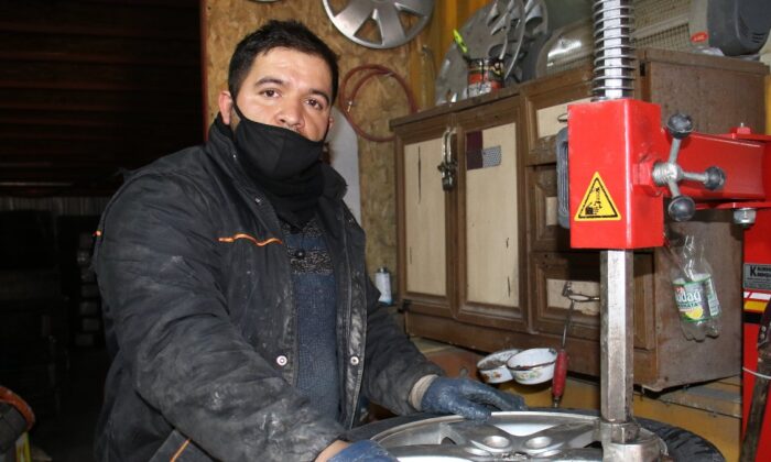 Elazığ’da zihinsel engelli Erhan, işinde usta oldu