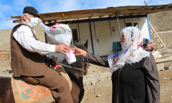 Erzurum’da eşine Sevgililer Günü hediyesini at üstünde getirdi
