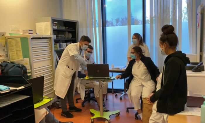 Fransa’da genç Türk doktor, babasının öldüğü hastanede hayat kurtarıyor