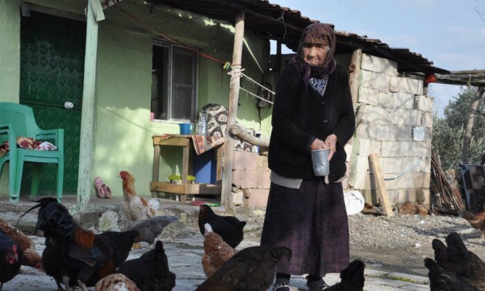 Gaziantep’teki Özo Nine, az yiyerek 99 yaşına geldi
