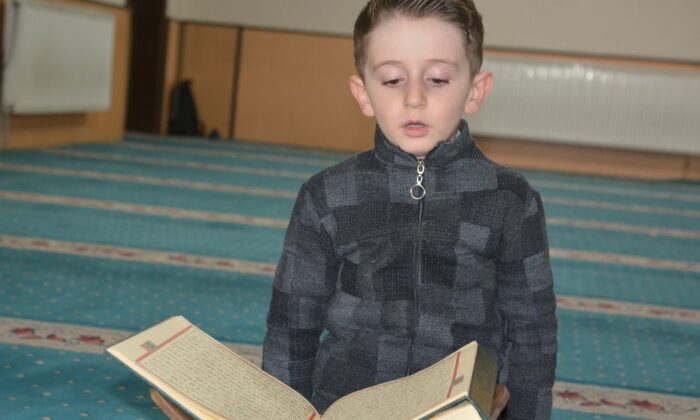 Hakkari’de 4 yaşında Kur’an-ı Kerim’i hatmetti