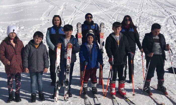 Hakkari’de polis çocukları kayak merkezinde eğlendirdi