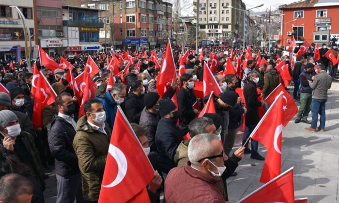 Hakkarililer, Gara’da 13 Türk vatandaşının şehit edilmesine tepki gösterdi