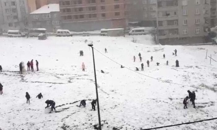 İstanbul beyaza bürününce çocuklar kısıtlamayı unuttu