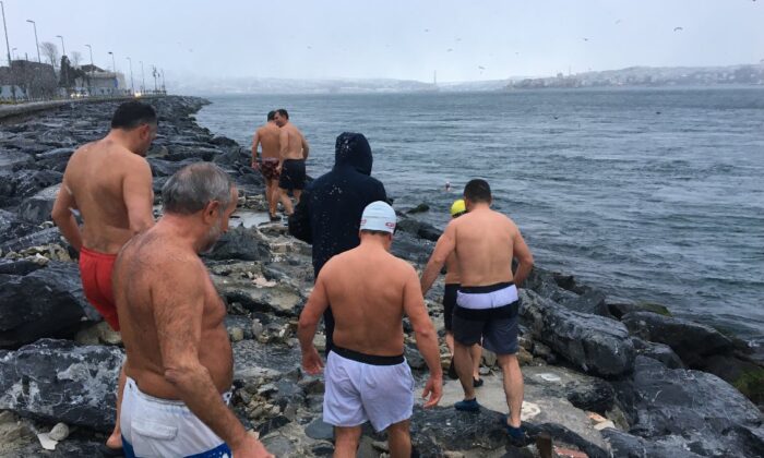 İstanbul’da karlı havada denize girdiler
