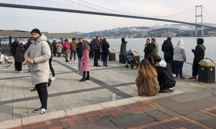 İstanbul’da kısıtlamaya rağmen sokaklar kalabalık