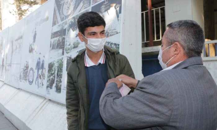Kahramanmaraş’ta 20 bin lira bulan gençten örnek davranış
