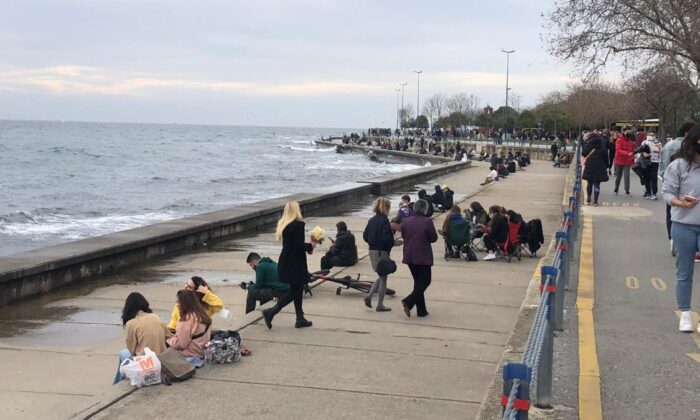 Kar gelmeden, İstanbullular sahillere akın etti