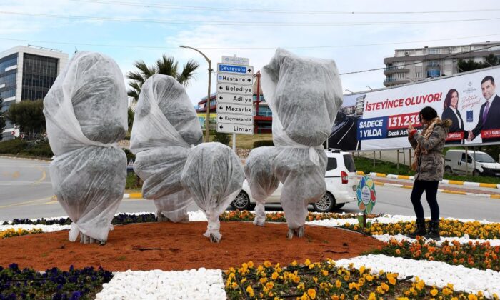 Kuşadası’nda ağaçlara elyaflı koruma