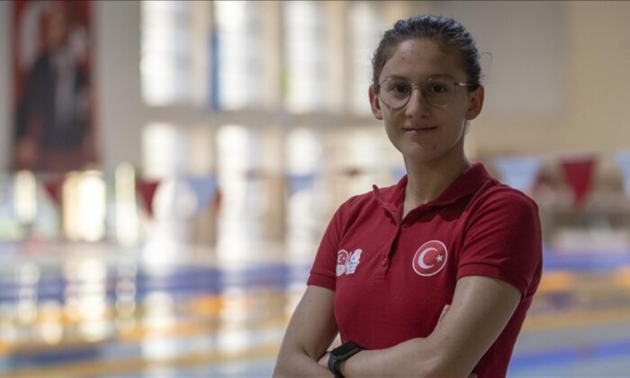 Milli yüzücü Beril Böcekler olimpiyat barajını geçti