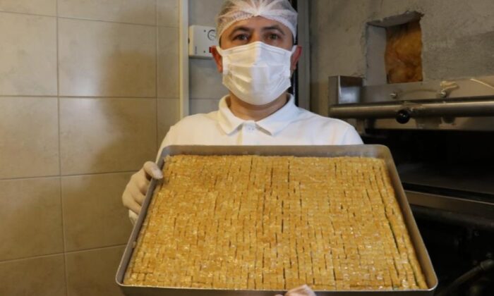 Sakarya’da bir baklava ustası dünyanın en küçük baklava dilimlerini yaptı