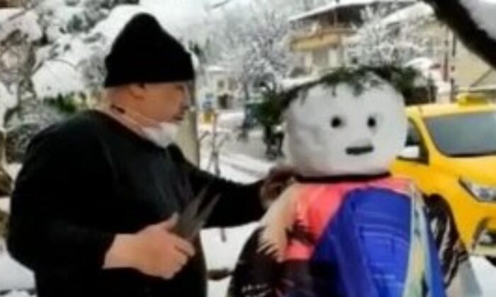 Sakarya’da, yaptığı kardan adamı tıraş etti