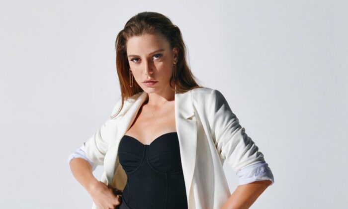 Serenay Sarıkaya dönüyor