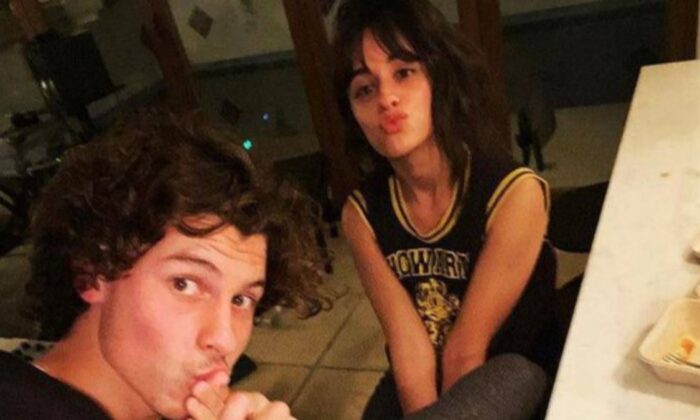 Shawn Mendes, Camila Cabello’nun ayağını öptü