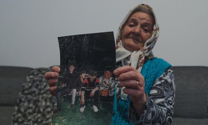 Srebrenitsa’da üç oğlunu şehit veren anne: O acıya dayanamıyorum