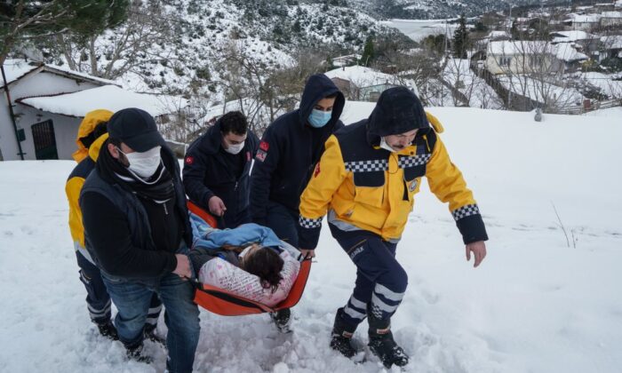 Sultangazi’de ambulans karlı yolda kaldı, sağlıkçılar hastaya yaya ulaştı