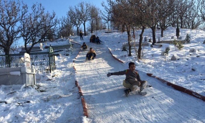 Tokat’ta çocuklar, mezarlık yolunu kayak pistine çevirdi