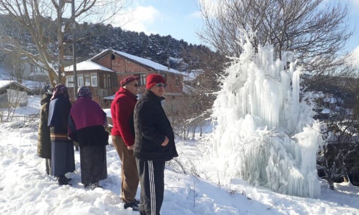 Tokat’ta patlayan su borusu ağaca dönüştü