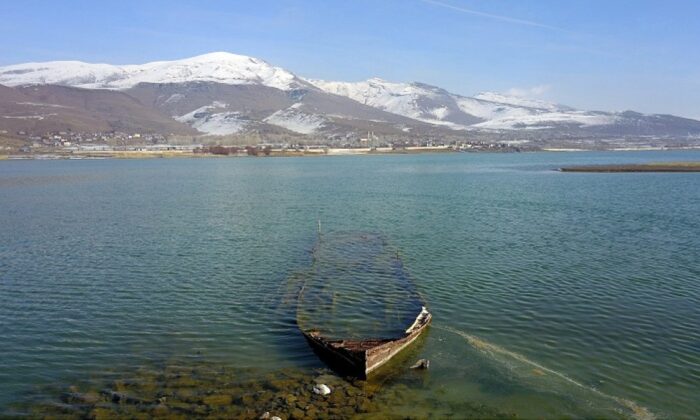 Van Gölü çekildi, batık gemi ortaya çıktı