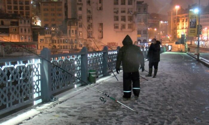 Yasak kalkınca Galata Köprüsü’ne balık tutmaya koştular