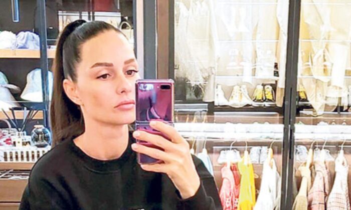 Yasemin Özilhan kaslı bacaklarını gösterdi