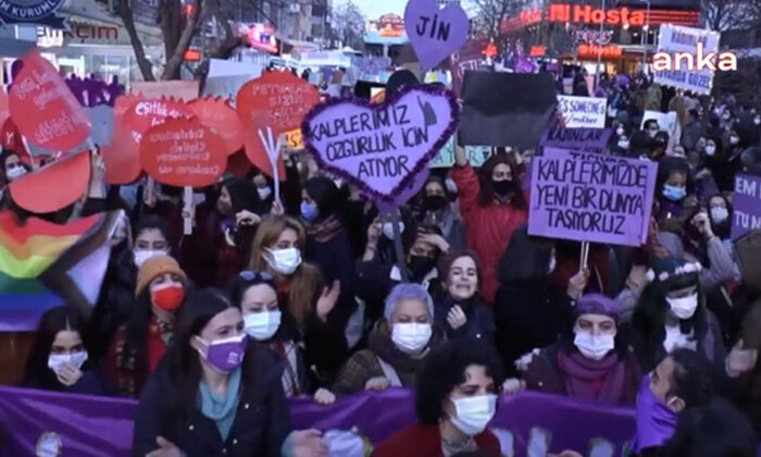 Ankara’da Feminist Gece Yürüyüşü: “Evde kalmak hayatta kalmaya yetmiyor; o patriyarka yıkılacak”
