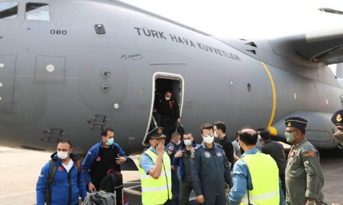 Ankara’dan Arakan’lı Müslümanlara yardım götürmek için yola çıkan uçak Bangladeş’a indi