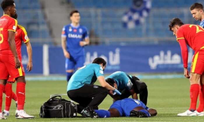 Bafetimbi Gomis, sahada baygınlık geçirdi