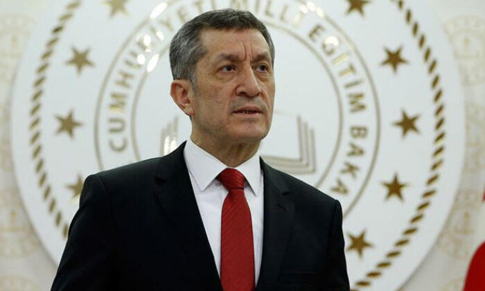 Bakan Selçuk: Çok bunaldığınızı tahmin ediyorum ancak hâlâ yüksek desteğinize ihtiyacımız var