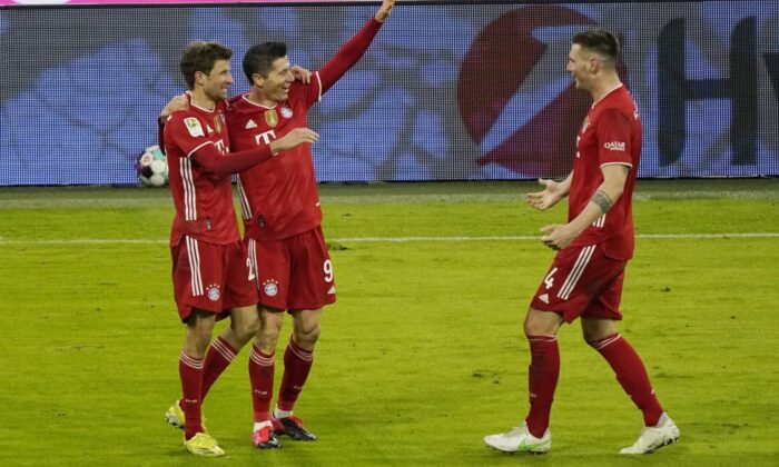 Bayern Münih geriden gelerek Borussia Dortmund’u Levandowski ile yendi