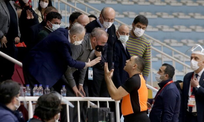 Büyükçekmece Basketbol – Galatasaray maçında olay çıktı