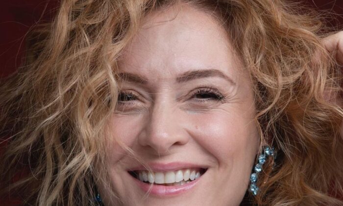 Ceyda Düvenci’nin belindeki dövme dikkat çekti