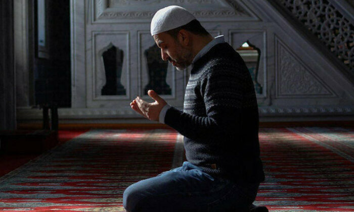 Cuma hutbesi: Anne-baba rızası Rabbimizin rızasına vesiledir