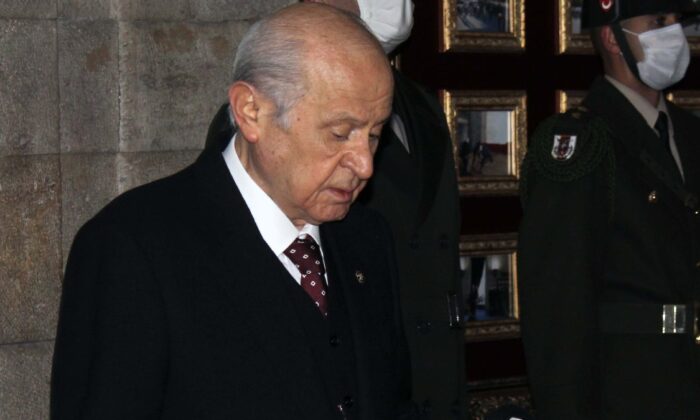 Devlet Bahçeli’den Anıtkabir’e ve Alparslan Türkeş’in kabrine ziyaret