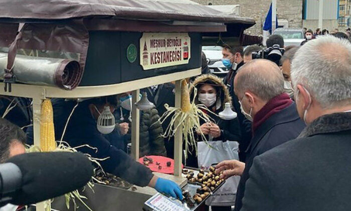 Erdoğan Taksim Meydanı’nda kestane ve mısır aldı