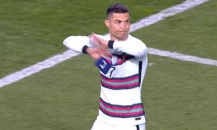 Golü vermeyen hakeme kızan Ronaldo, pazubandını atıp sahayı terk etti