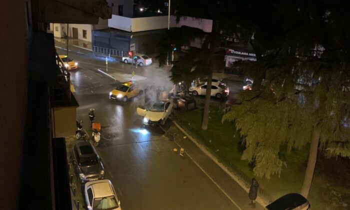 Kadıköy’deki Alex De Souza heykeline otomobil çarptı