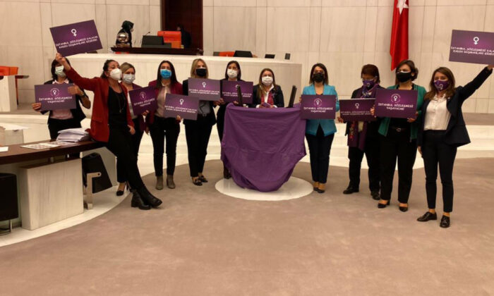 Kadın vekillerden Meclis’te İstanbul Sözleşmesi protestosu