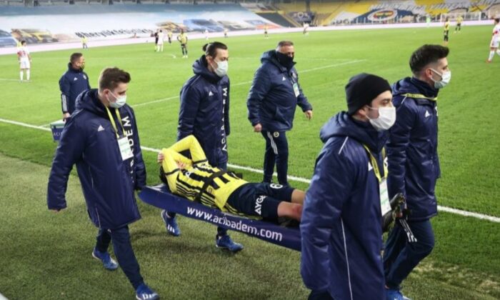 Mesut Özil en az 1 ay sahalardan uzak