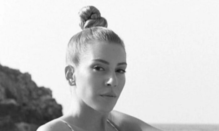 Sinem Kobal hayranlarına kumsaldan