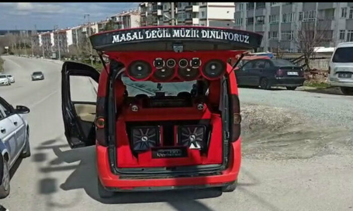 Yüksek sesle müzik dinlemeye 288 lira ceza