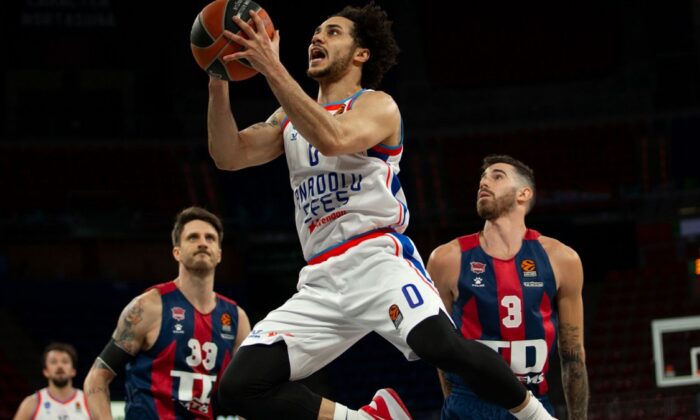 Anadolu Efes EuroLeague’de TD Systems Baskonia’yı uzatmalarda devirdi