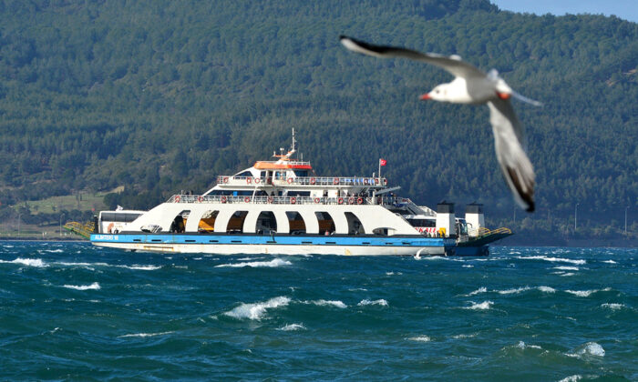 Çanakkale’de feribot seferlerine fırtına engeli