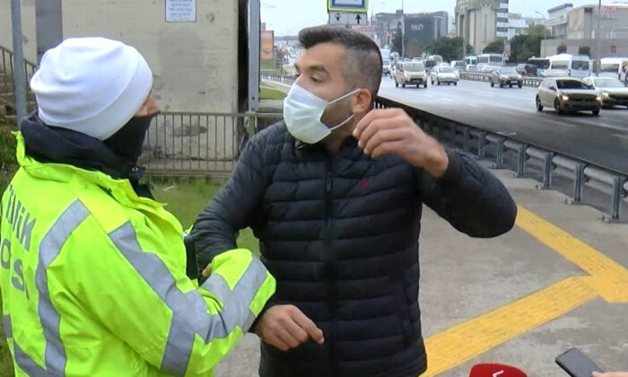 Ceza yiyen şoför, isyan edip minibüsünü yolda bıraktı