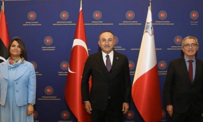Mevlüt Çavuşoğlu, Libya ve Maltalı mevkidaşları ile bir araya geldi