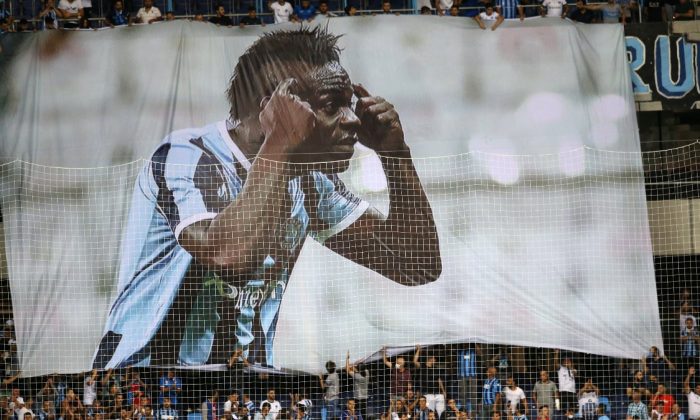 Adana Demirspor tribünlerinden Balotelli’ye pankartlı destek
