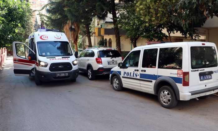 Adana’da feci ölüm: Ayağı kayınca balkon kapısına çarptı, cam boğazına saplandı